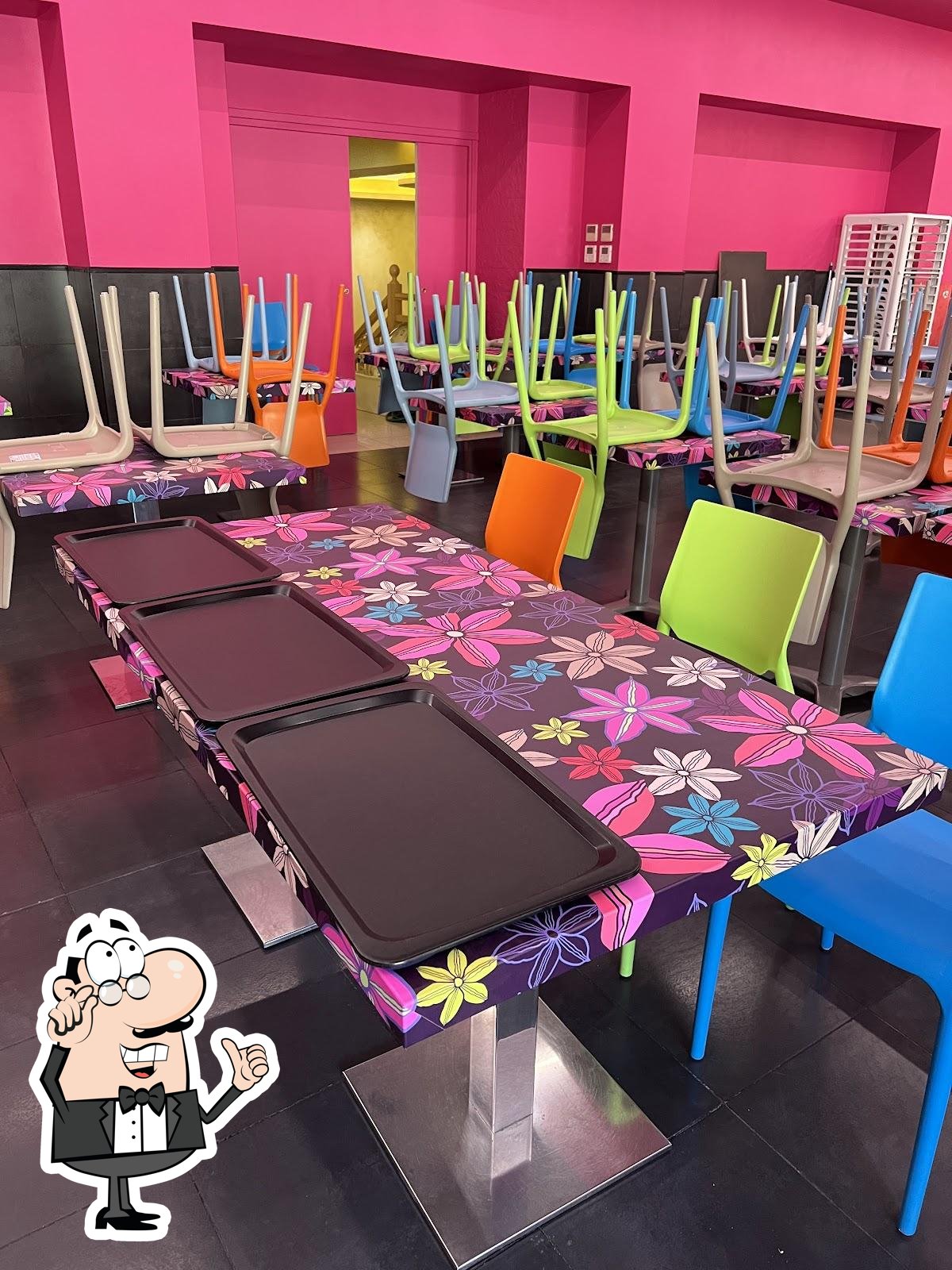 Siediti a un tavolo di Art Club Food.