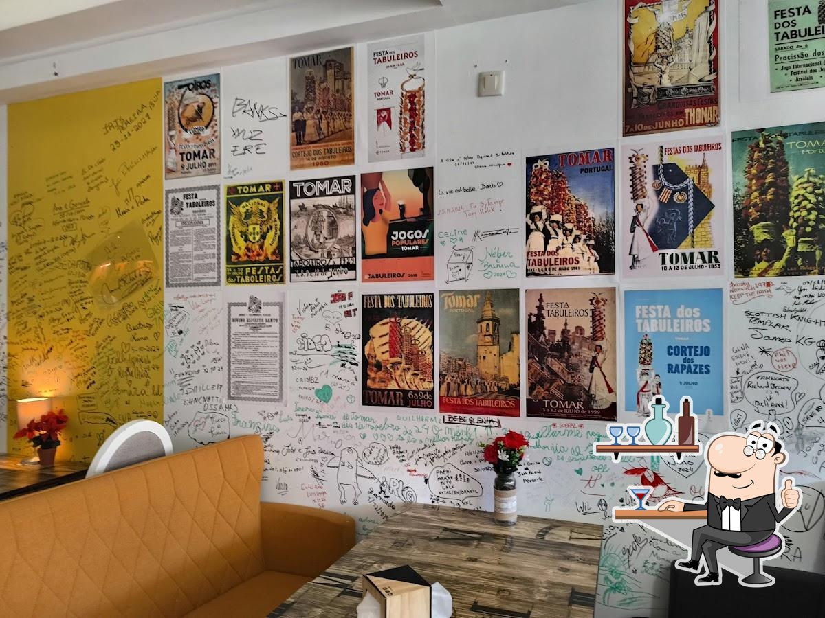 Sente em uma das mesas no Cervejaria do Fernando.