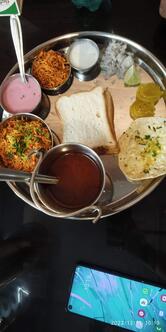 Kolhapuri Shahi misal (कोल्हापूरी शाही मिसळ)