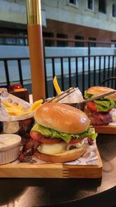 Home`s Meat Burger