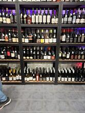 Cantina di mare, vini sfusi, imbottigliati, liquori e gin artigianale Balena pink