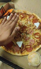 Tossin Pizza Hill Road Bandra Best Pizza in Mumbai