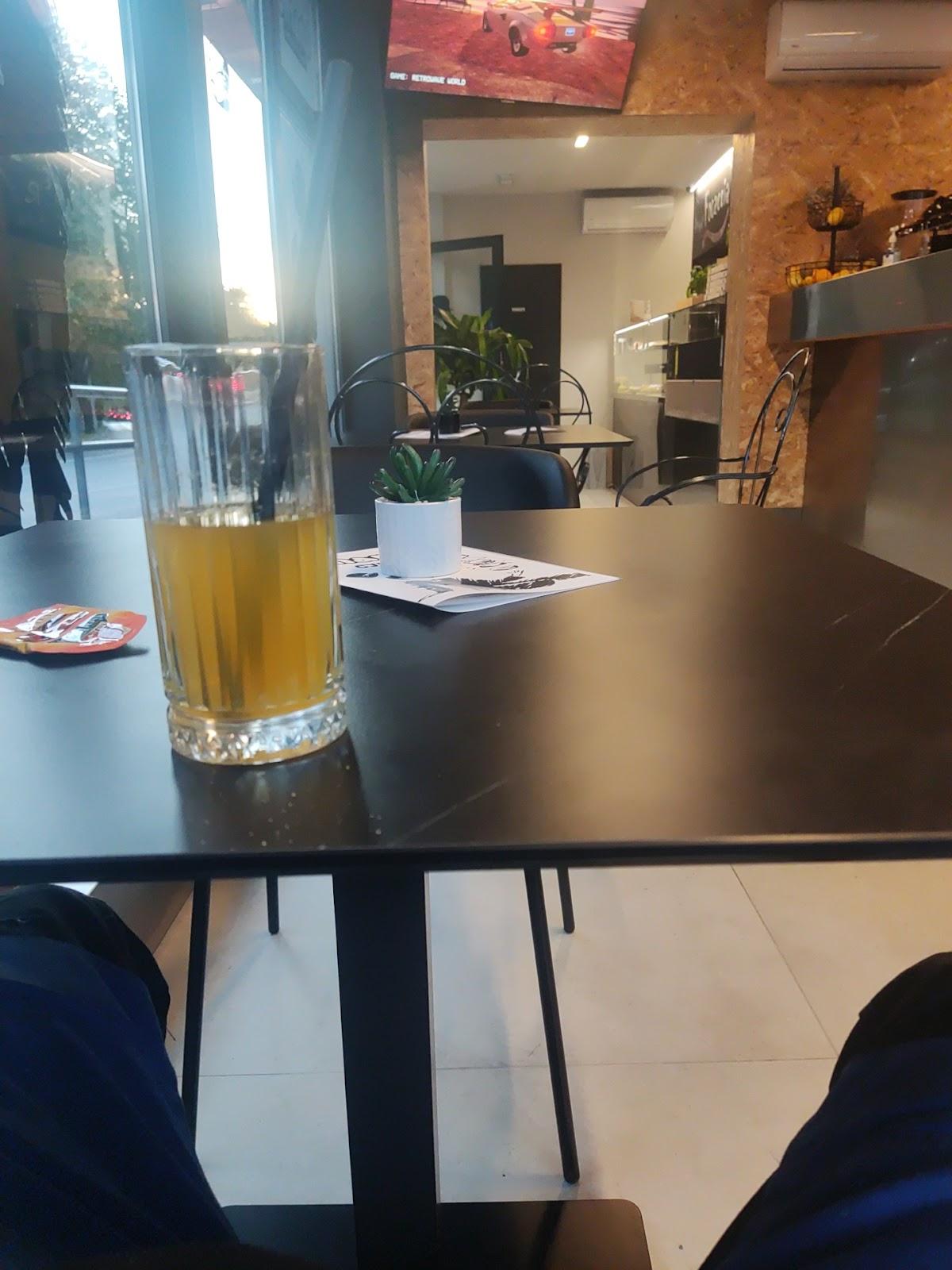 Charlie food & caffe bar
