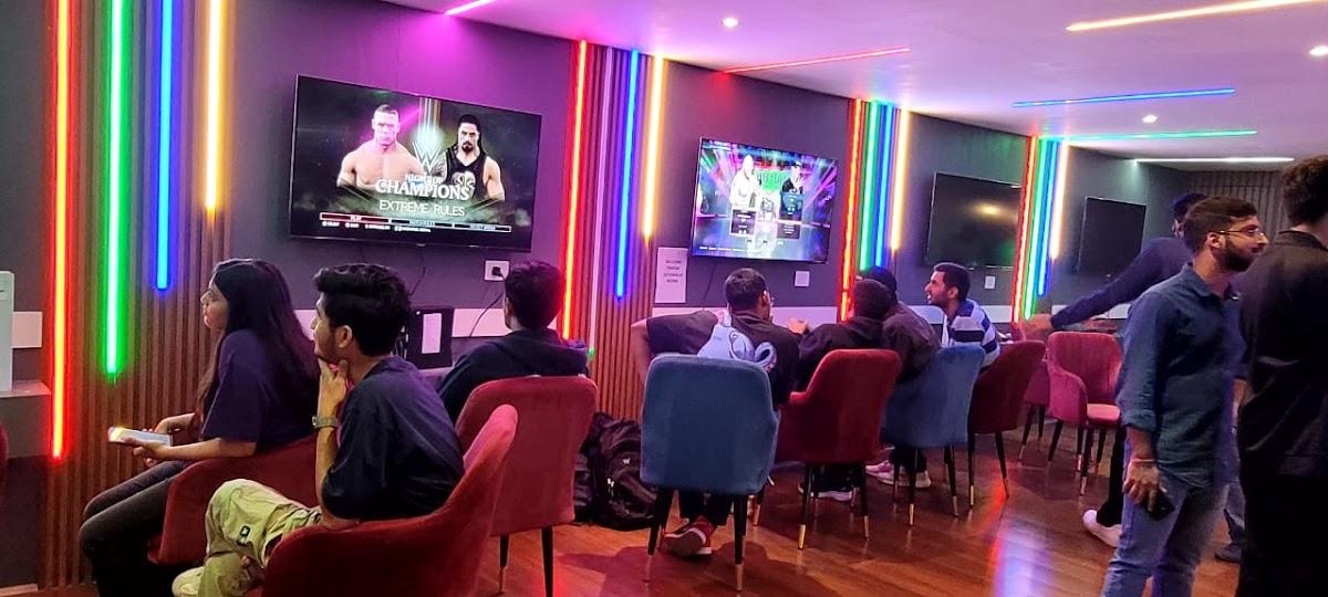GAME BOX. GAMING CAFE
