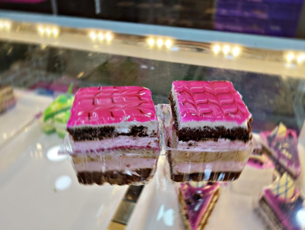 MONGINIS CAKE SHOP