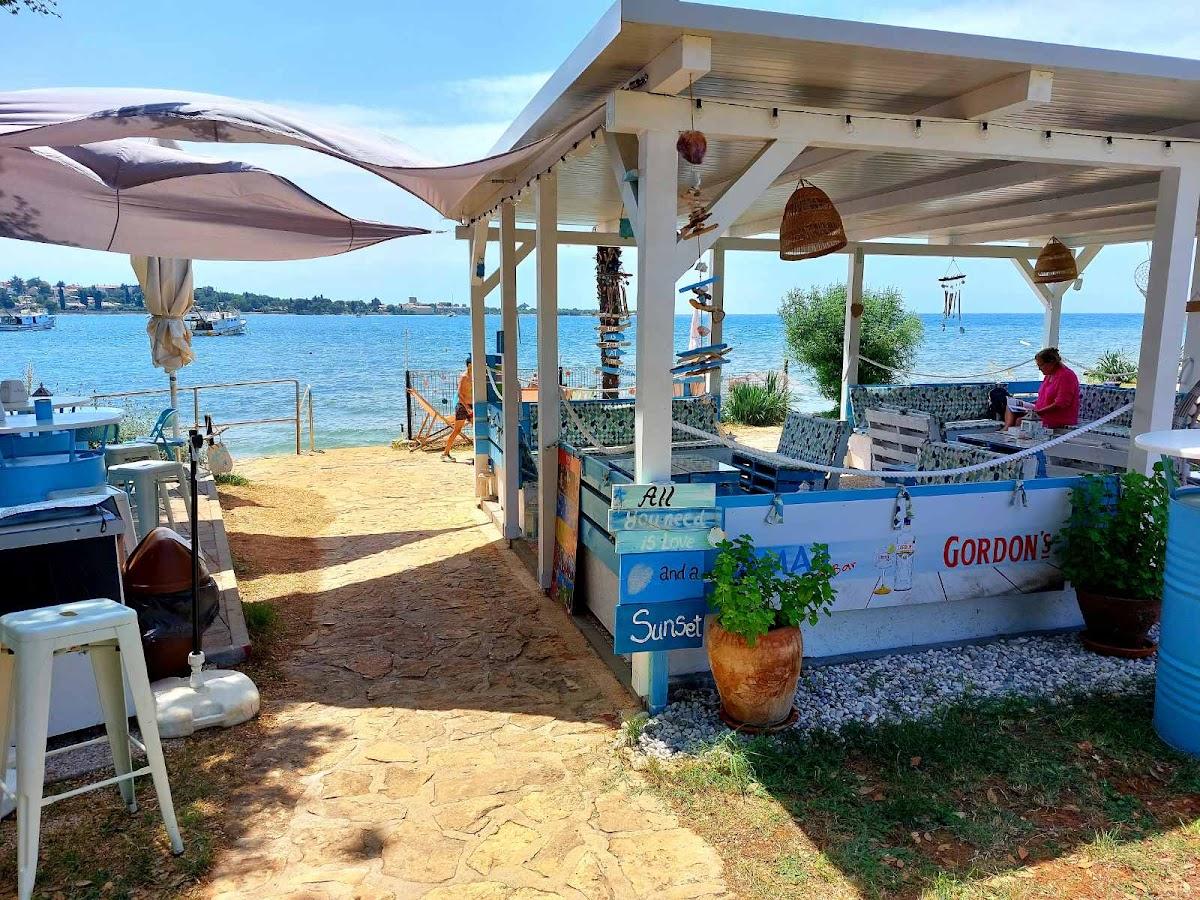 AMAII BEACH BAR & BURGER