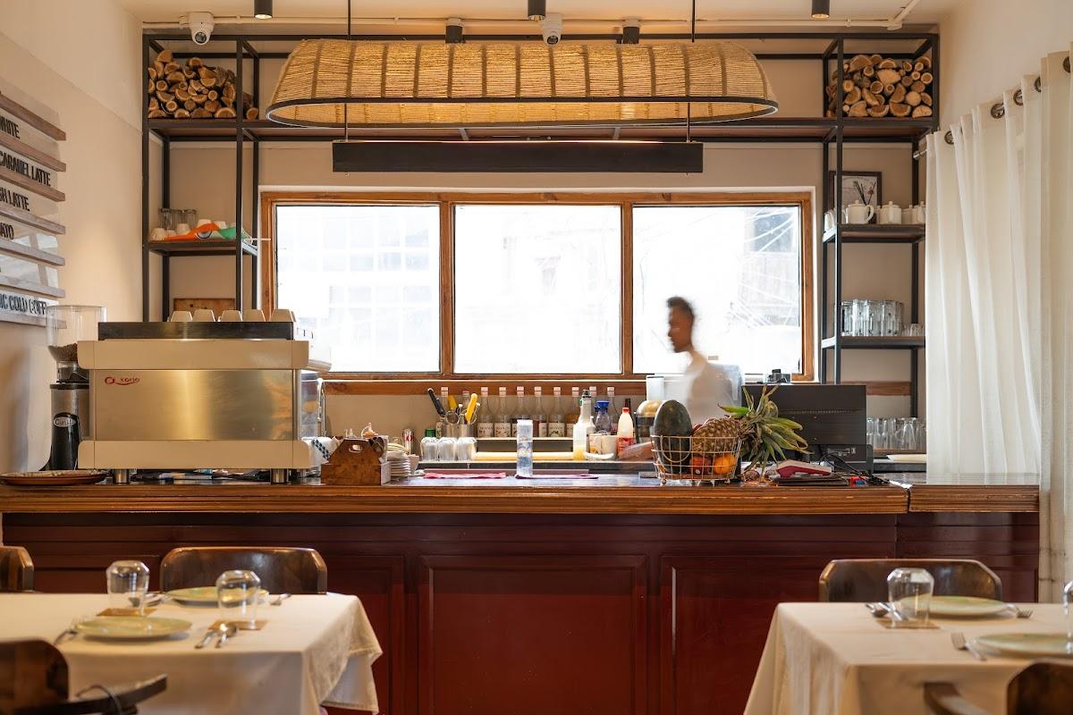 Montagne - Contemporary Mountain Cafe