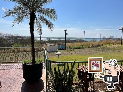 Sente em uma das mesas no Deck no rio