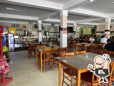 Sente em uma das mesas no Churrascaria do Bom