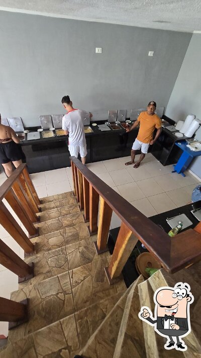 Sente em uma das mesas no Britanic Restaurante (SELF-SERVICE)