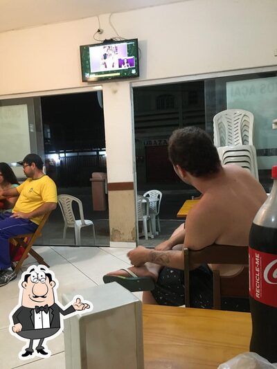 Sente em uma das mesas no Casa do pastel