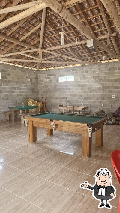 Sente em uma das mesas no Xiripas bar
