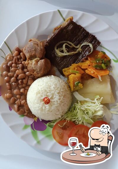 Comida em Restaurante Garfo de Ouro