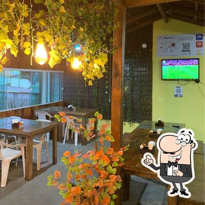 Sente em uma das mesas no ELITE LANCHES