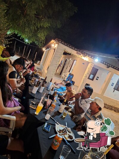 Sente em uma das mesas no BAR BUDIM