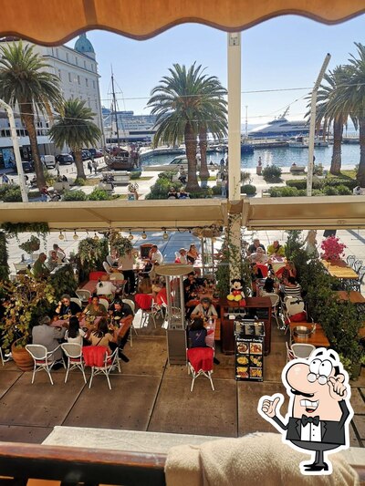 Siediti a un tavolo di Restaurant Family