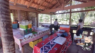 Sente em uma das mesas no Café da Sogra