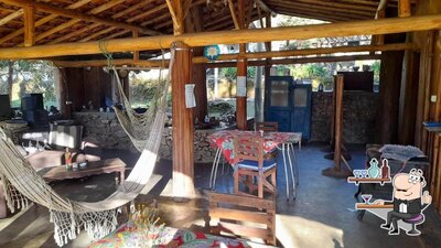 Sente em uma das mesas no Pousada Chalés da Lua