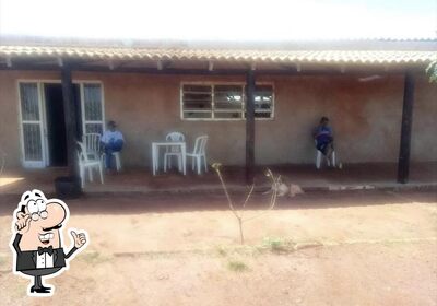 Sente em uma das mesas no Restaurante e Conveniência Rancho do Bagual