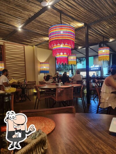 Sente em uma das mesas no Tamariz Restaurante