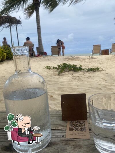 Sente em uma das mesas no Almar Trancoso