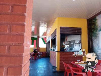 Sente em uma das mesas no Restaurante Recanto Feliz