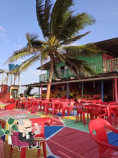 Sente em uma das mesas no Bar da Pedra
