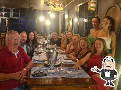 Sente em uma das mesas no Veleiro Gastro Bar