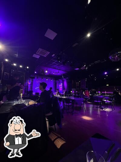 Siediti a un tavolo di Etoile 23 - Live Club & Disco
