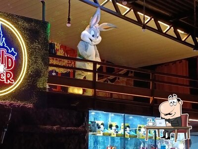 Sente em uma das mesas no World Magic Burger Hamburgueria Artesanal