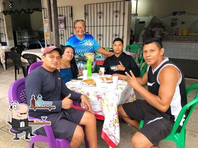 Sente em uma das mesas no Tapiocaria da Tia Teca