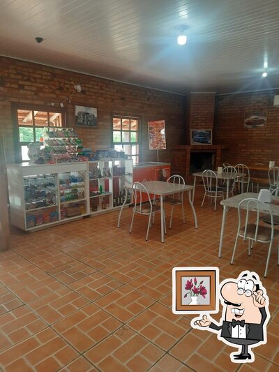 Sente em uma das mesas no Restaurante Rota da Amizade