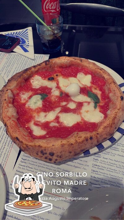 A Sorbillo Gourmand, puoi goderti una bella pizza