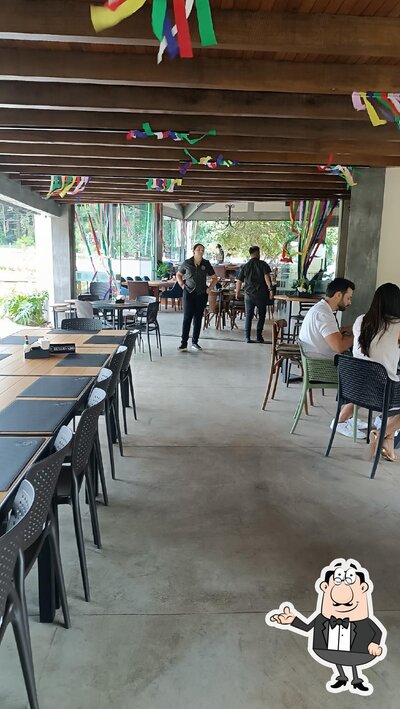 Sente em uma das mesas no Due Fratelli Petiscaria e Choperia