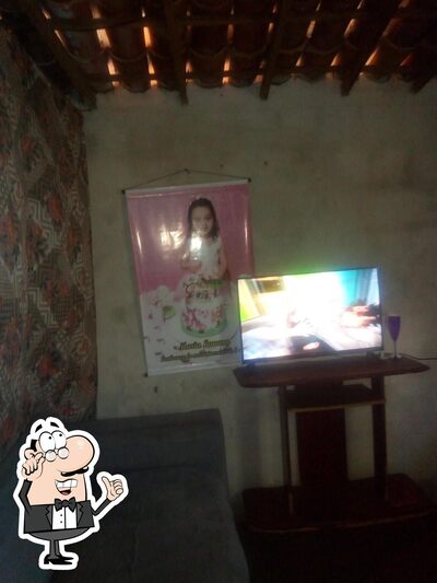Sente em uma das mesas no Brisas Bar