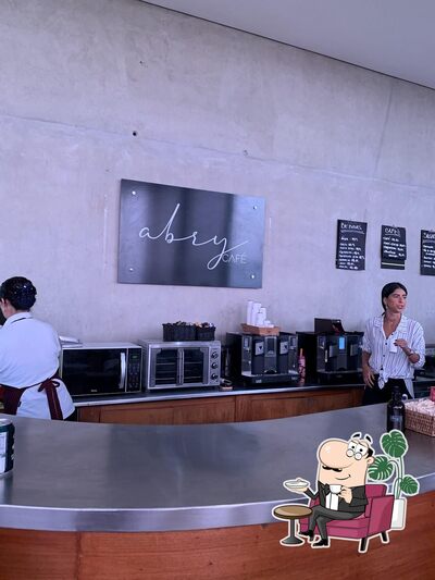 O interior do Abry Café