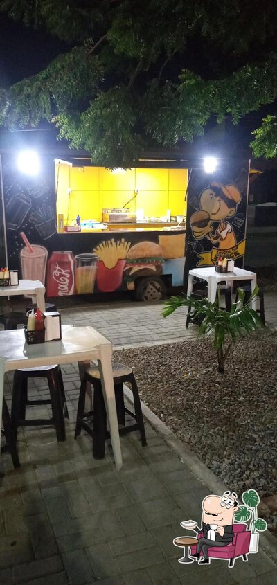 O interior do Loucos por Snack food truck