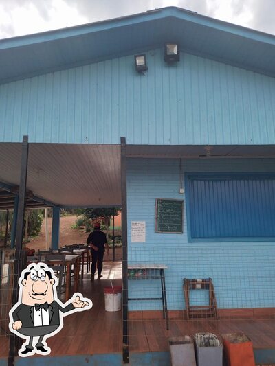 Sente em uma das mesas no Pesque e Pague Barreiro