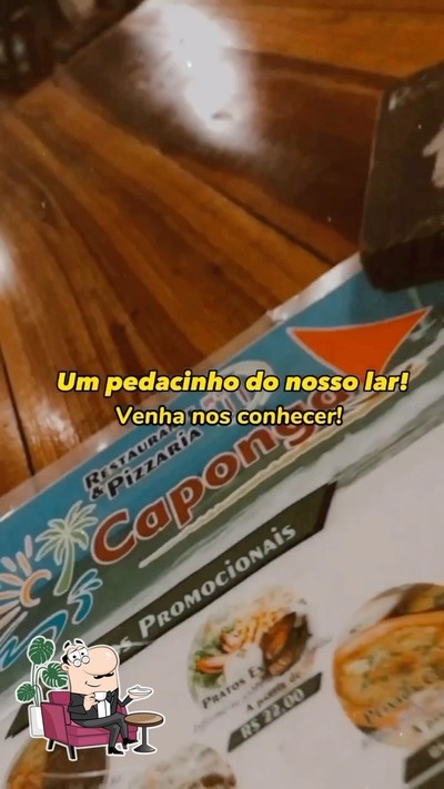 Sente em uma das mesas no Pizzaria e Restaurante Caponga