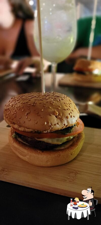 Experimente um dos hambúrgueres oferecidos no General Black Burger