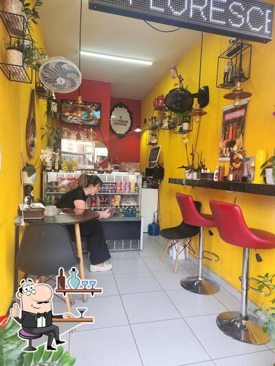 Sente em uma das mesas no Florescer Cafeteira aumentamos nosso espaço