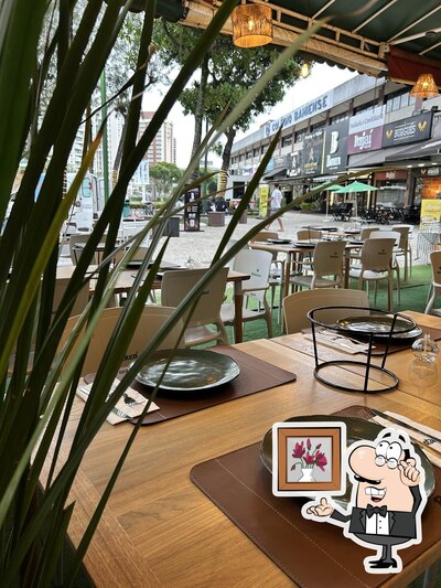 Sente em uma das mesas no Bratza Pizzaria Barra Mall