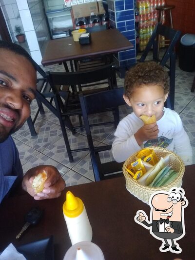 Sente em uma das mesas no Padaria e lanchonete kidelicia