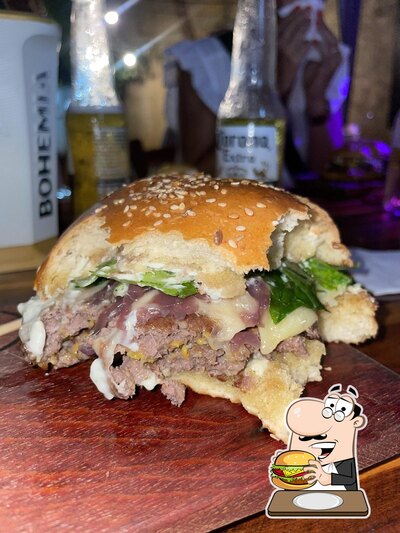 Experimente um dos hambúrgueres disponíveis no Nômade Burger House