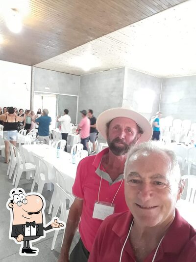 Sente em uma das mesas no Salão de eventos Rohling