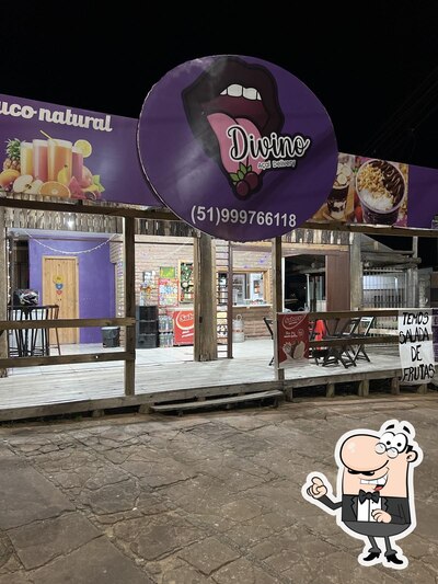 Sente em uma das mesas no Divino Açaí