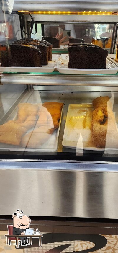 Sente em uma das mesas no Restaurante Dionísio 88