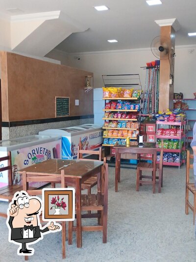 Sente em uma das mesas no Padaria Nossa Senhora Aparecida