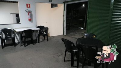 Sente em uma das mesas no Clube da Sinuca