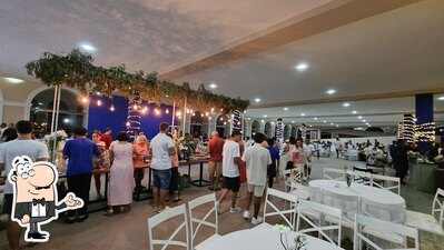 Sente em uma das mesas no MenuBeach